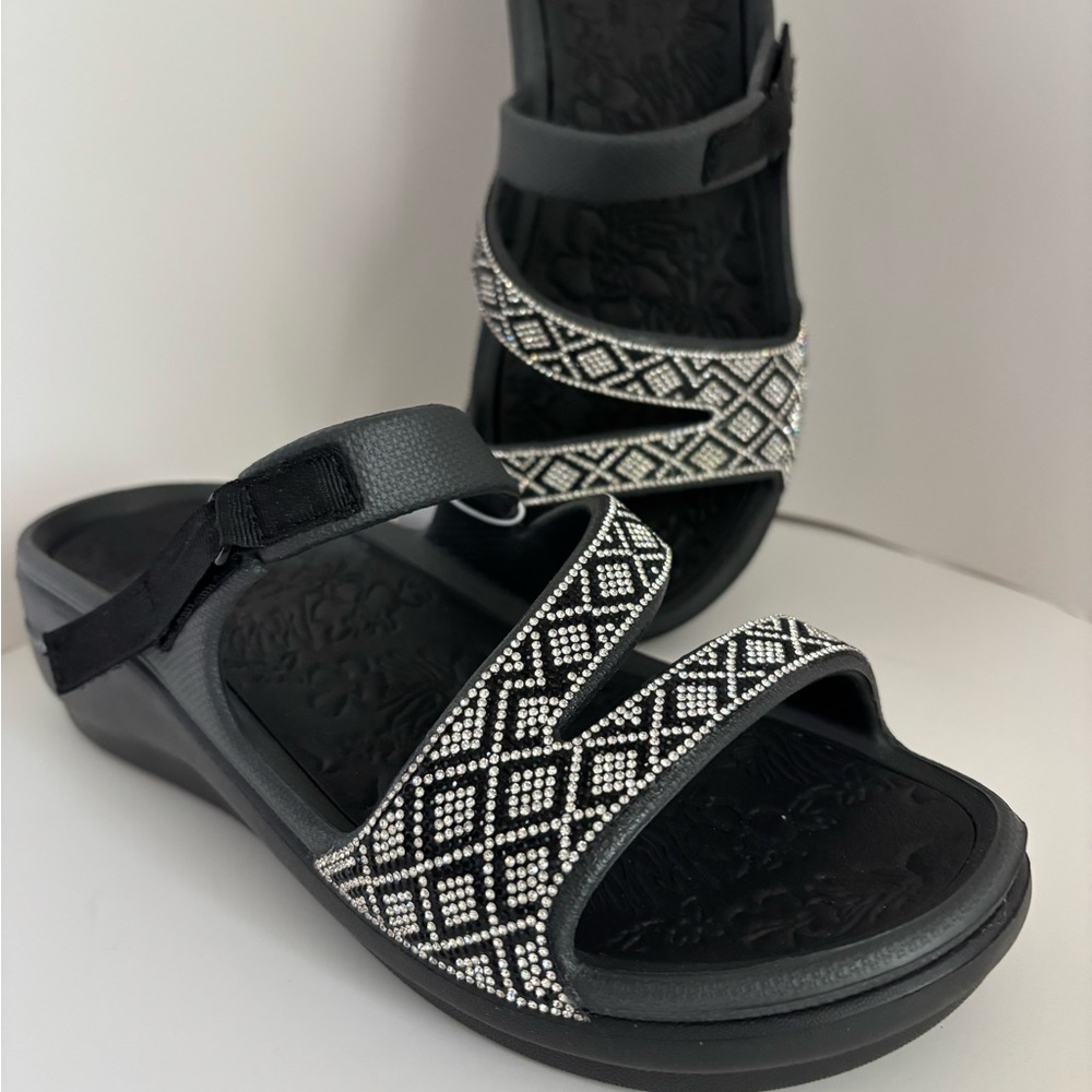 ❌❌SOLD❌❌Skechers Black and White Beaded Comfort Sandals